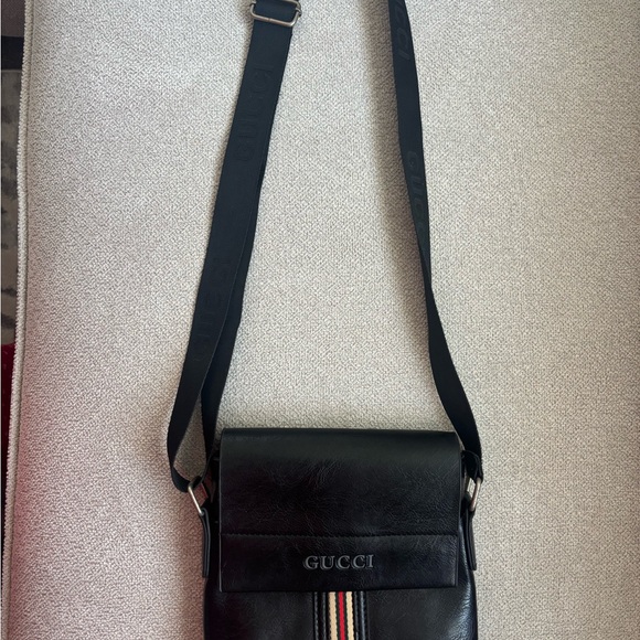 Gucci Black Messenger Bag with Signature Striped Detail unisex new - Picture 2 of 10